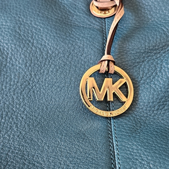 Michael Kors Women Jet Set in Teal Leather Zip Tote Bag with Logo Charm - Picture 2 of 14